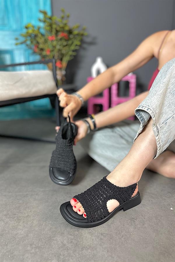 Hory Siyah Deri Örgü Detaylı kadın Sandalet