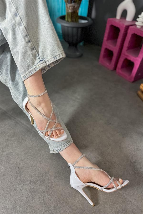 Jui Beyaz Biyeli Taşlı Kadın Topuklu Ayakkabı