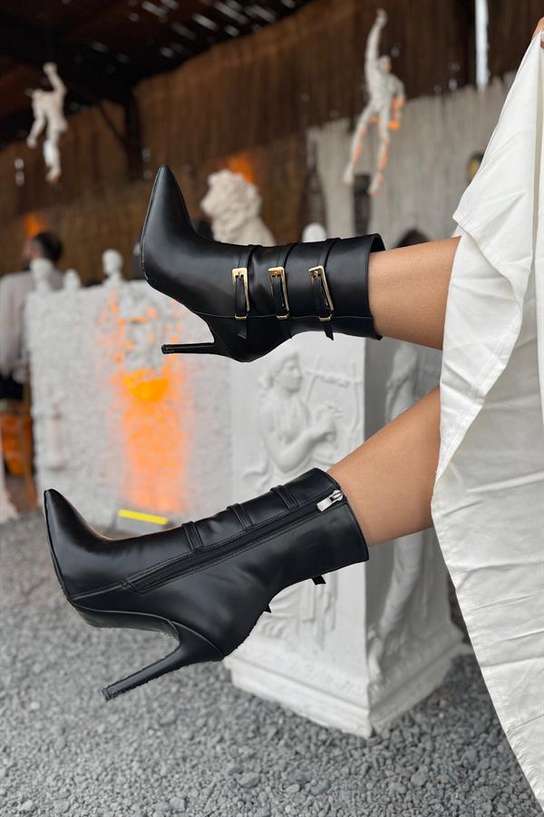 Korn Siyah Cilt Kemer Detaylı Kadın Topuklu Bot