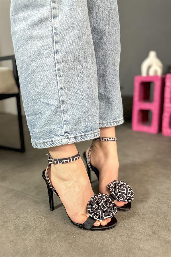 Lesley Siyah Desenli Gül Detaylı Kadın Topuklu Ayakkabı