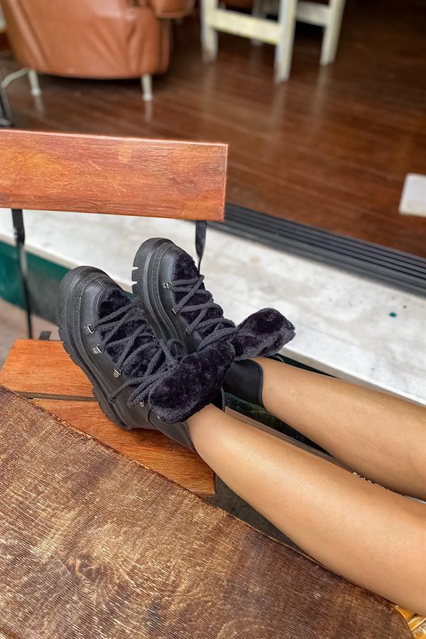 Local Siyah Kürklü Kadın Postal