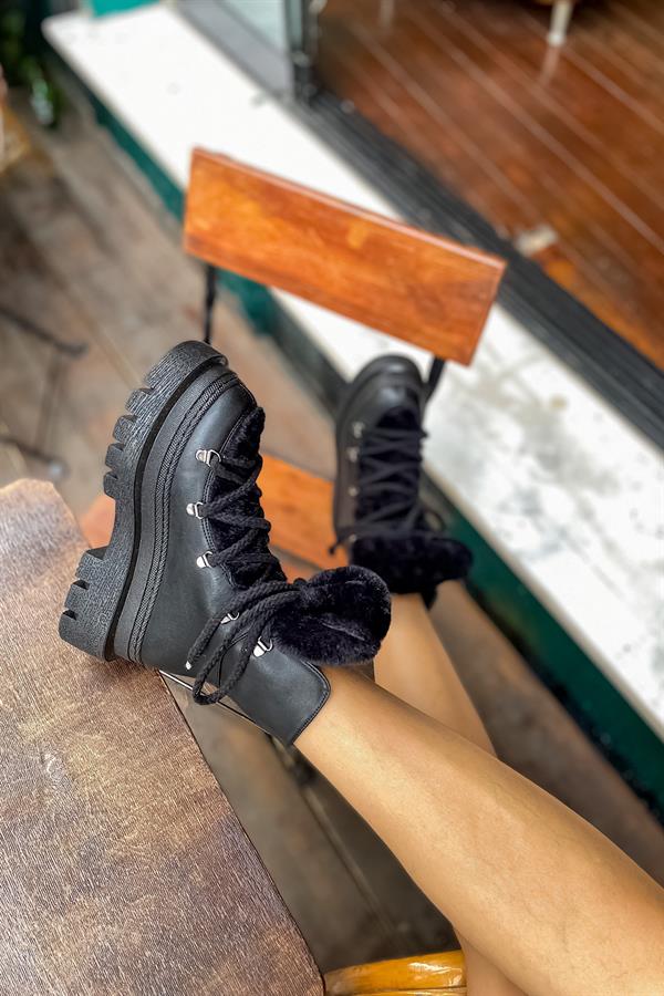 Local Siyah Kürklü Kadın Postal