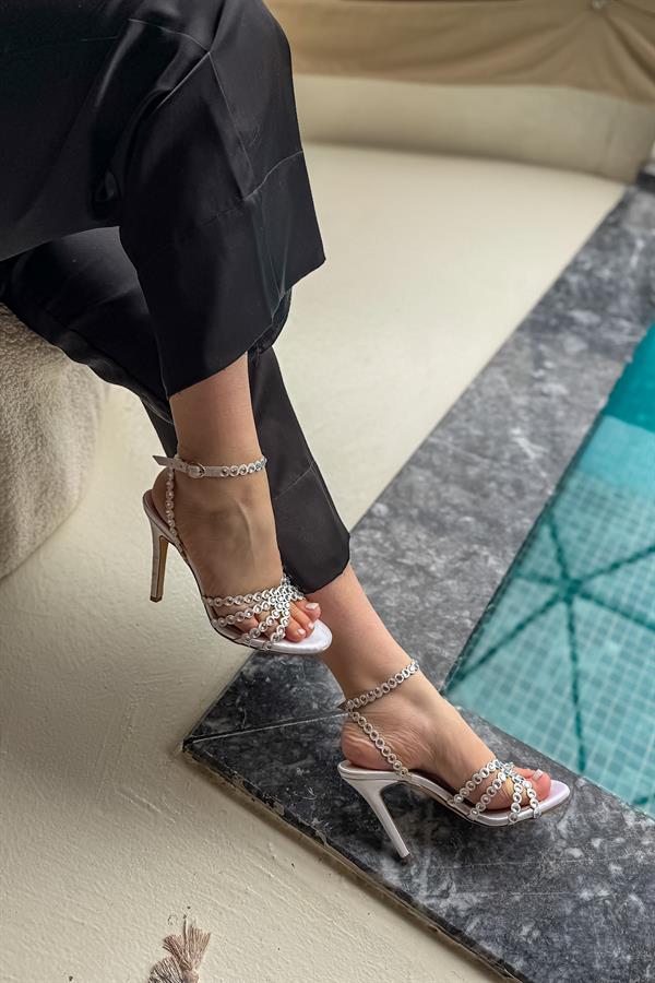 Meka Beyaz Biyeli Taş Detaylı Kadın Topuklu Ayakkabı