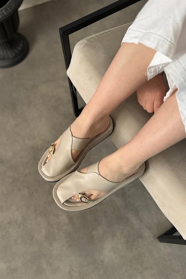 Mendan Bej Gold Toka Detaylı Kadın Sandalet