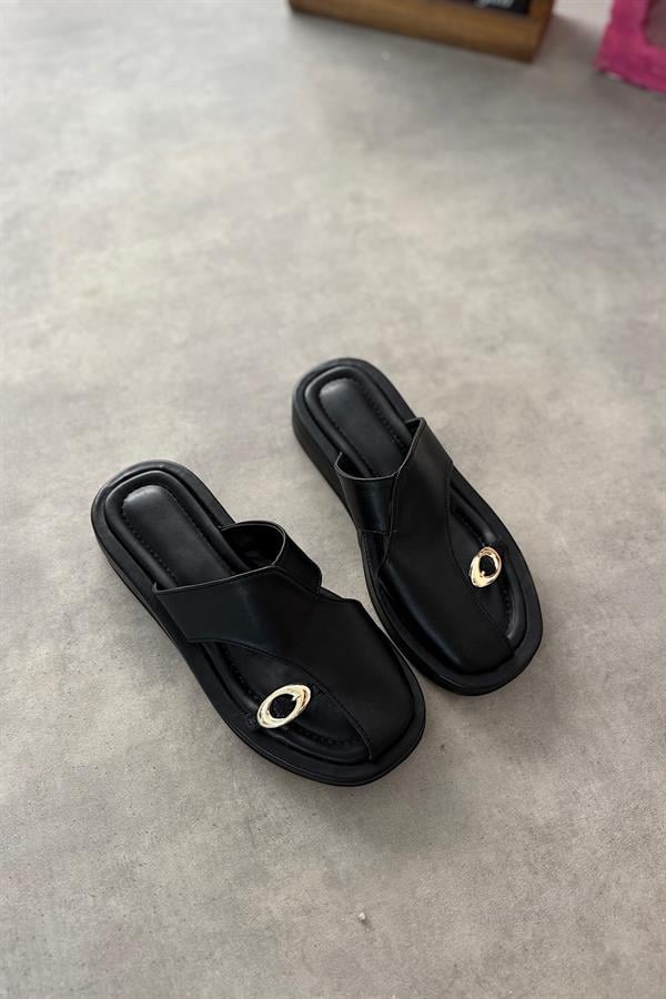 Mendan Siyah Gold Toka Detaylı Kadın Sandalet