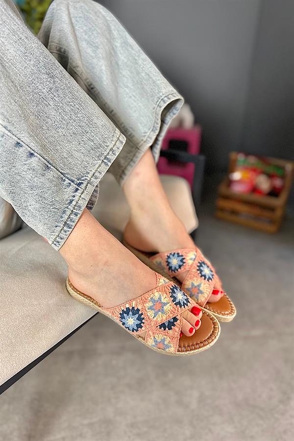 Milk Pembe Çapraz Desen Detaylı Hasır Kadın Terlik