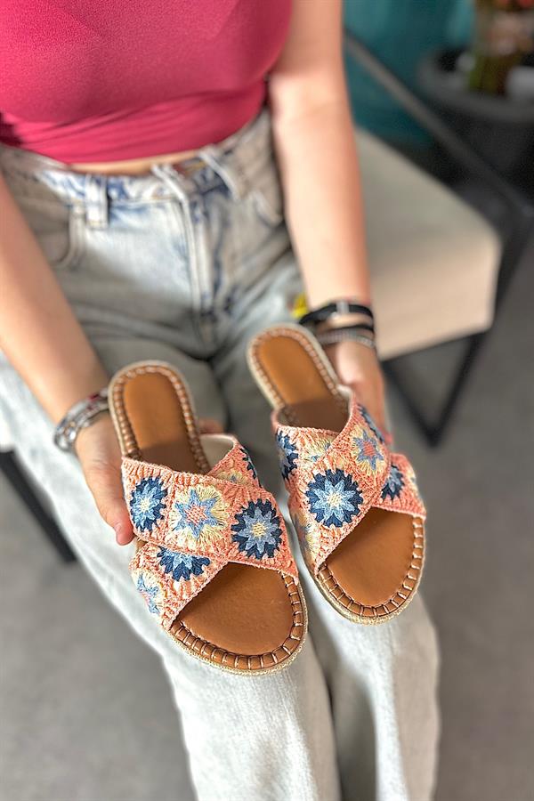 Milk Pembe Çapraz Desen Detaylı Hasır Kadın Terlik