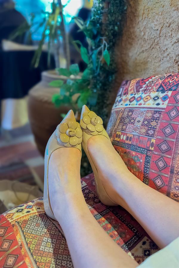 Mira Bej Rugan Gül Detaylı Kadın Babet