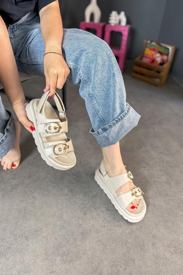 Mui Bej Çift Toka Detaylı Kadın Sandalet