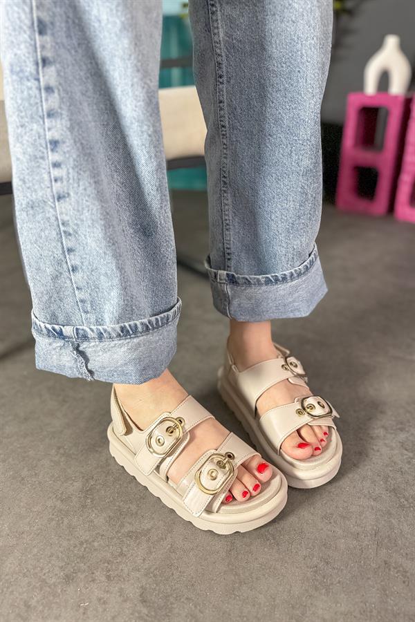 Mui Bej Çift Toka Detaylı Kadın Sandalet