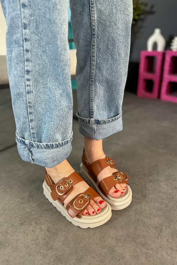 Mui Taba Çift Toka Detaylı Kadın Sandalet