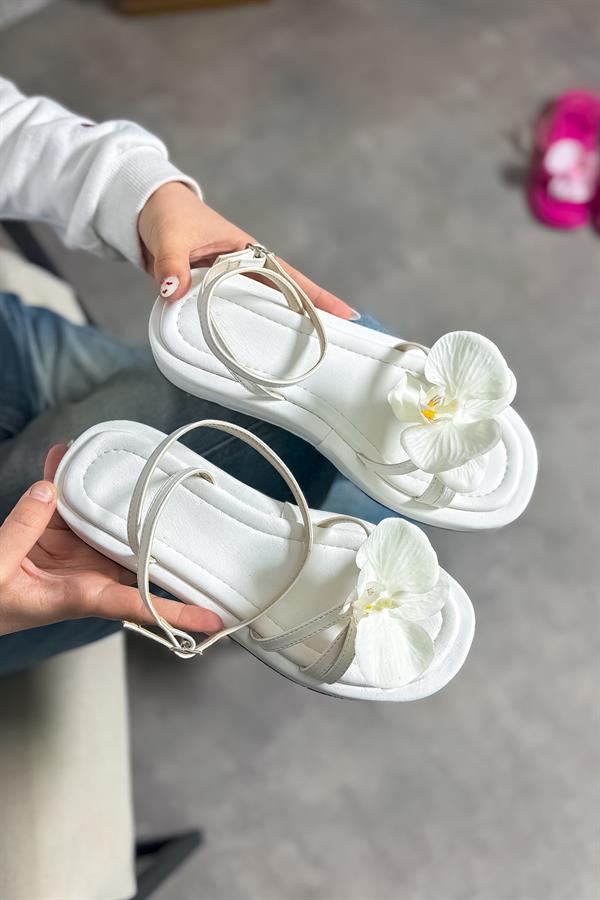 Oils Beyaz Çiçek Detaylı Kadın Sandalet