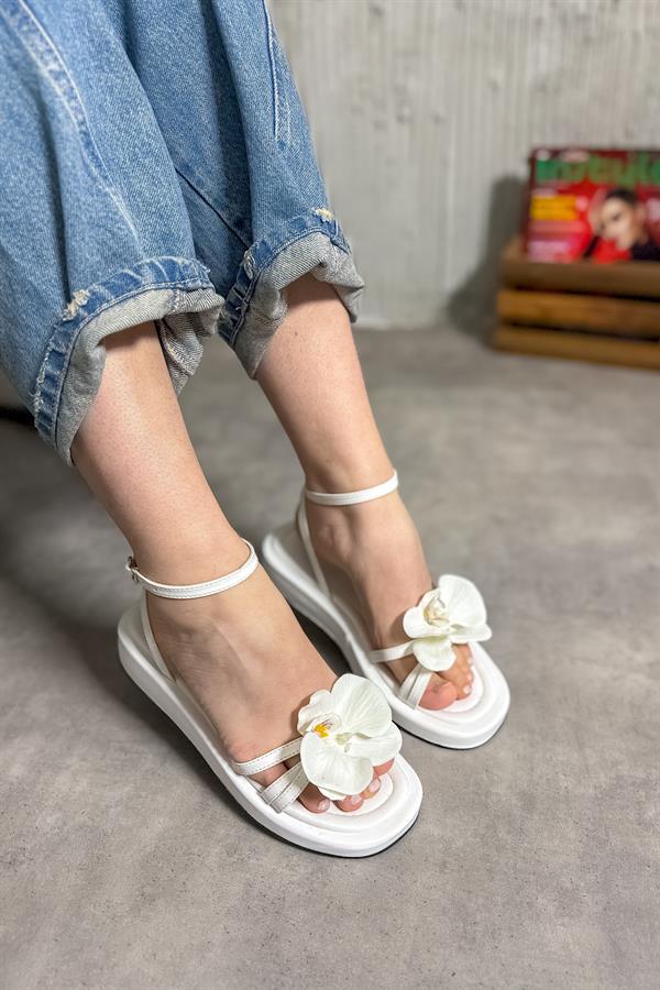 Oils Beyaz Çiçek Detaylı Kadın Sandalet