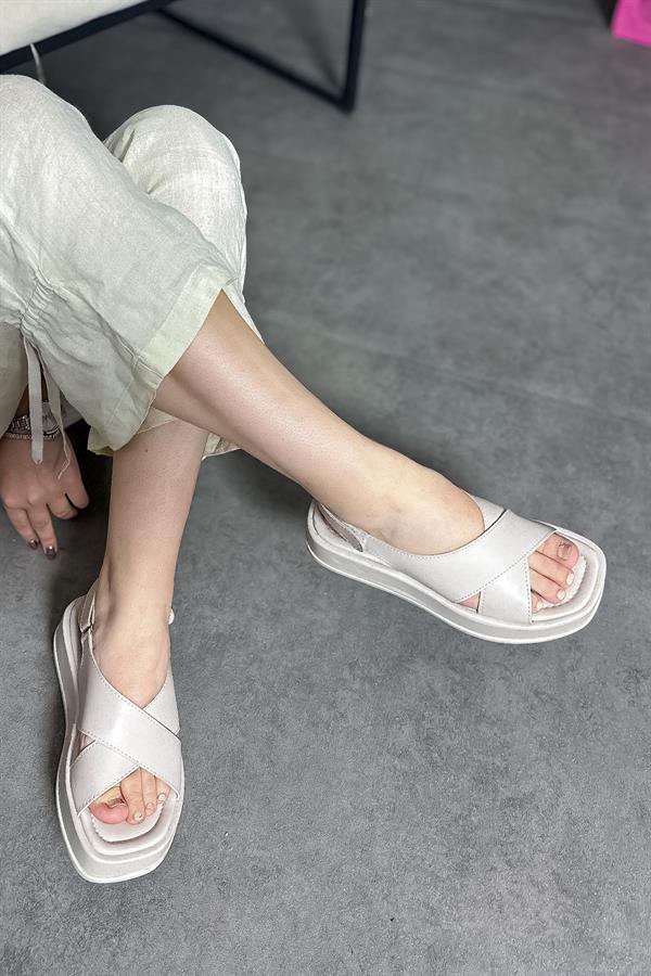 Pami Bej Çapraz Detaylı Kadın Sandalet