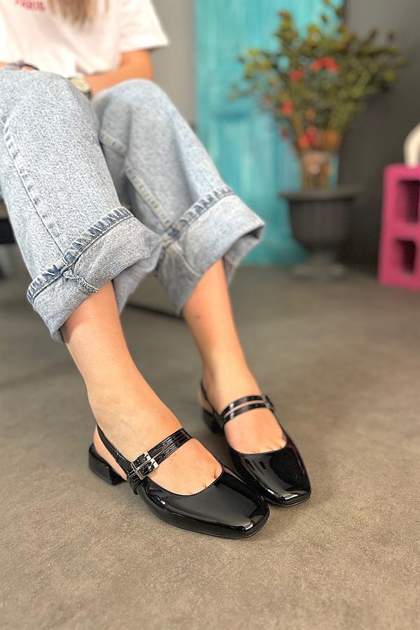 Paxon Siyah Rugan Çift Toka Detaylı Kadın Babet