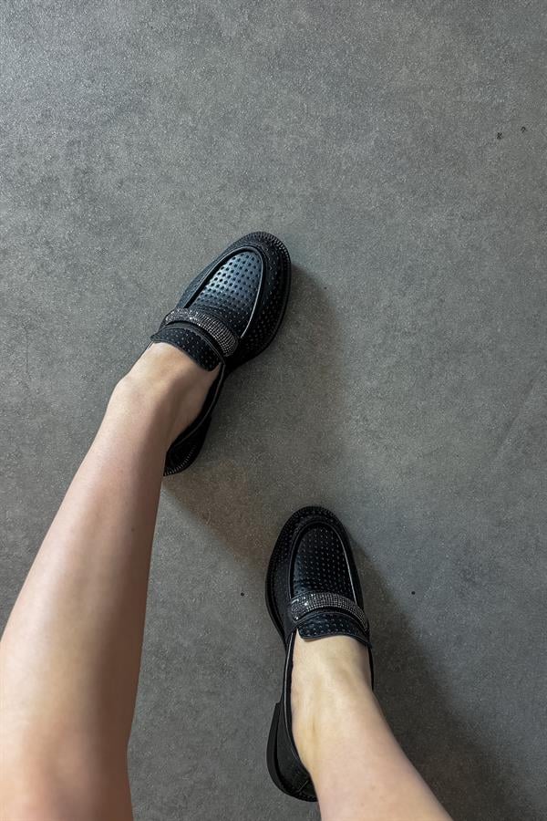 Pensa Sıyah Cılt Delık Detaylı Taşlı Kadın Loafer Ayakkabı