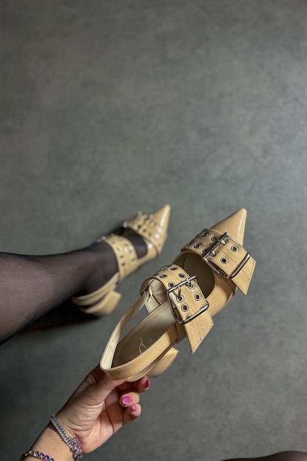 Platte Bej Rugan Çift Toka Pimli Kadın Topuklu Ayakkabı