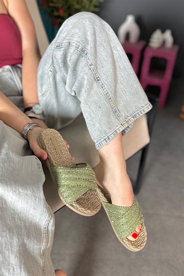 Riri Yeşil Çapraz Taş Detaylı Hasır Kadın Terlik