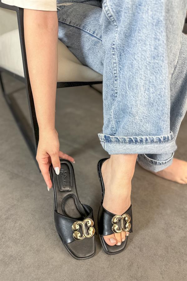 Rosi Siyah Gold Toka Detaylı Kadın Terlik