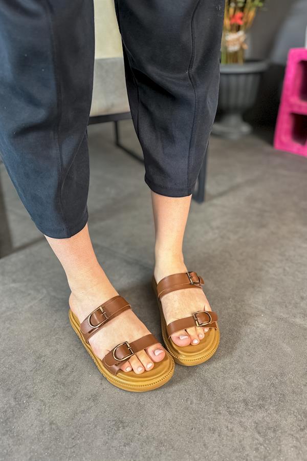 Ryan Taba Cilt İki Toka Detaylı Kadın Terlik