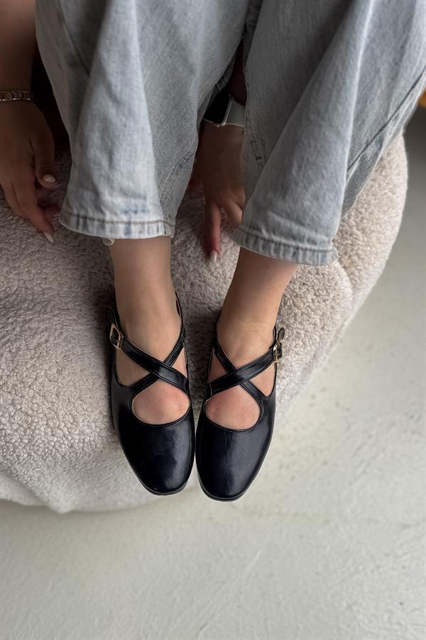 Sarre Siyah Çapraz Biye Detaylı Kadın Babet