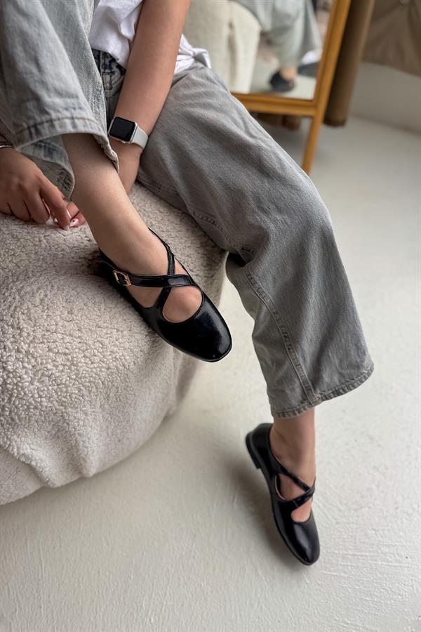 Sarre Siyah Çapraz Biye Detaylı Kadın Babet