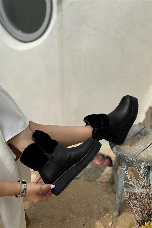 Sasa Siyah Pofuduk Kürk Detaylı Kadın Bot