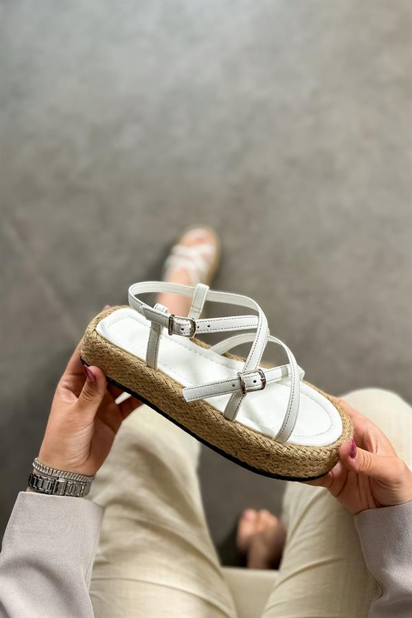 See Beyaz İki Tokalı Kadın Sandalet