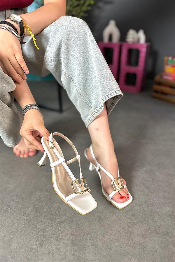 Vells Beyaz Rugan Tokalı Kadın Topuklu Ayakkabı