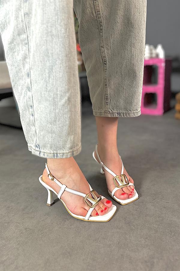 Vells Beyaz Rugan Tokalı Kadın Topuklu Ayakkabı