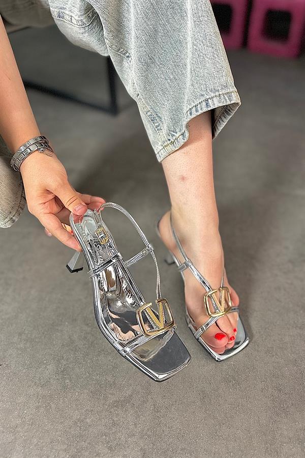 Vells Gümüş Rugan Tokalı Kadın Topuklu Ayakkabı