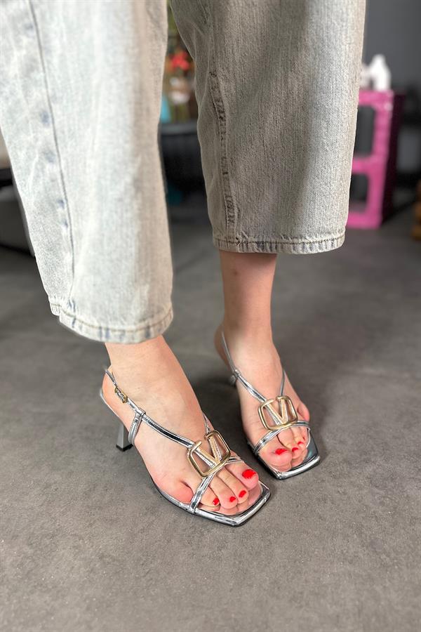 Vells Gümüş Rugan Tokalı Kadın Topuklu Ayakkabı