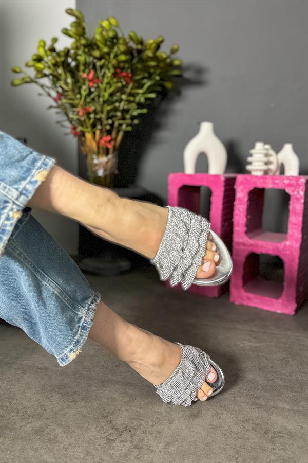 Veriy Gümüş Püskül Taş Detaylı Kadın Terlik