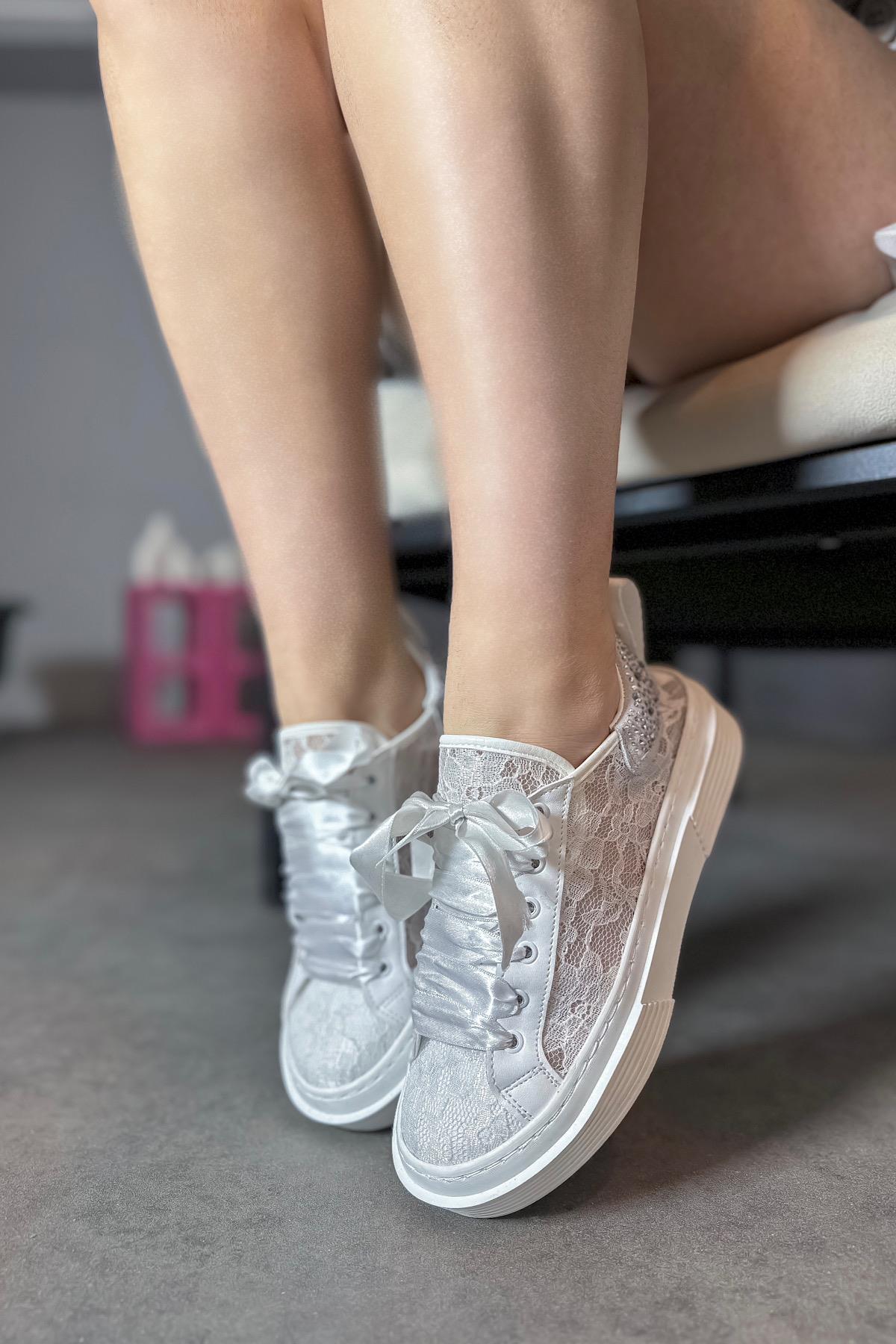 Anali Beyaz Desenli Tül Detaylı Kadın Taşlı Sneakers
