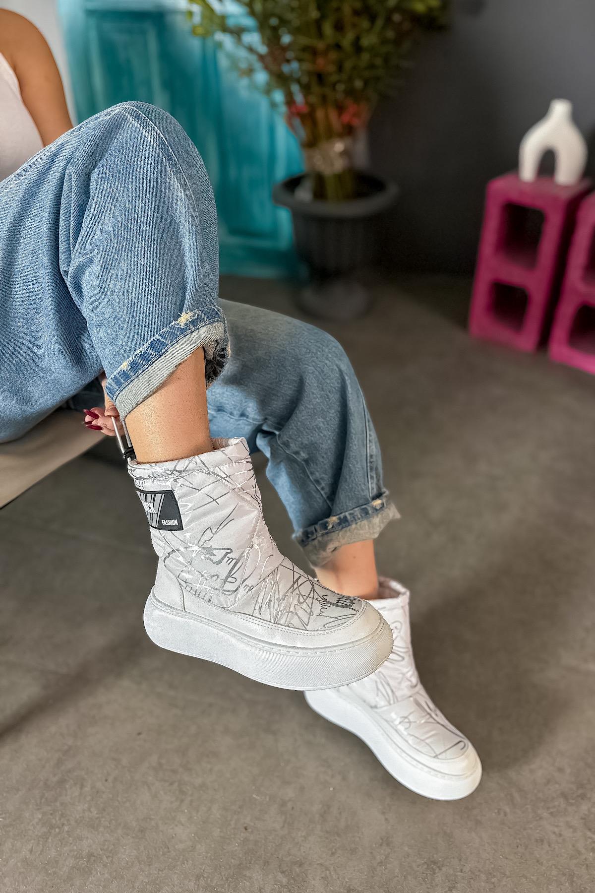 Arow Beyaz Etiket Detaylı Kadın Bot