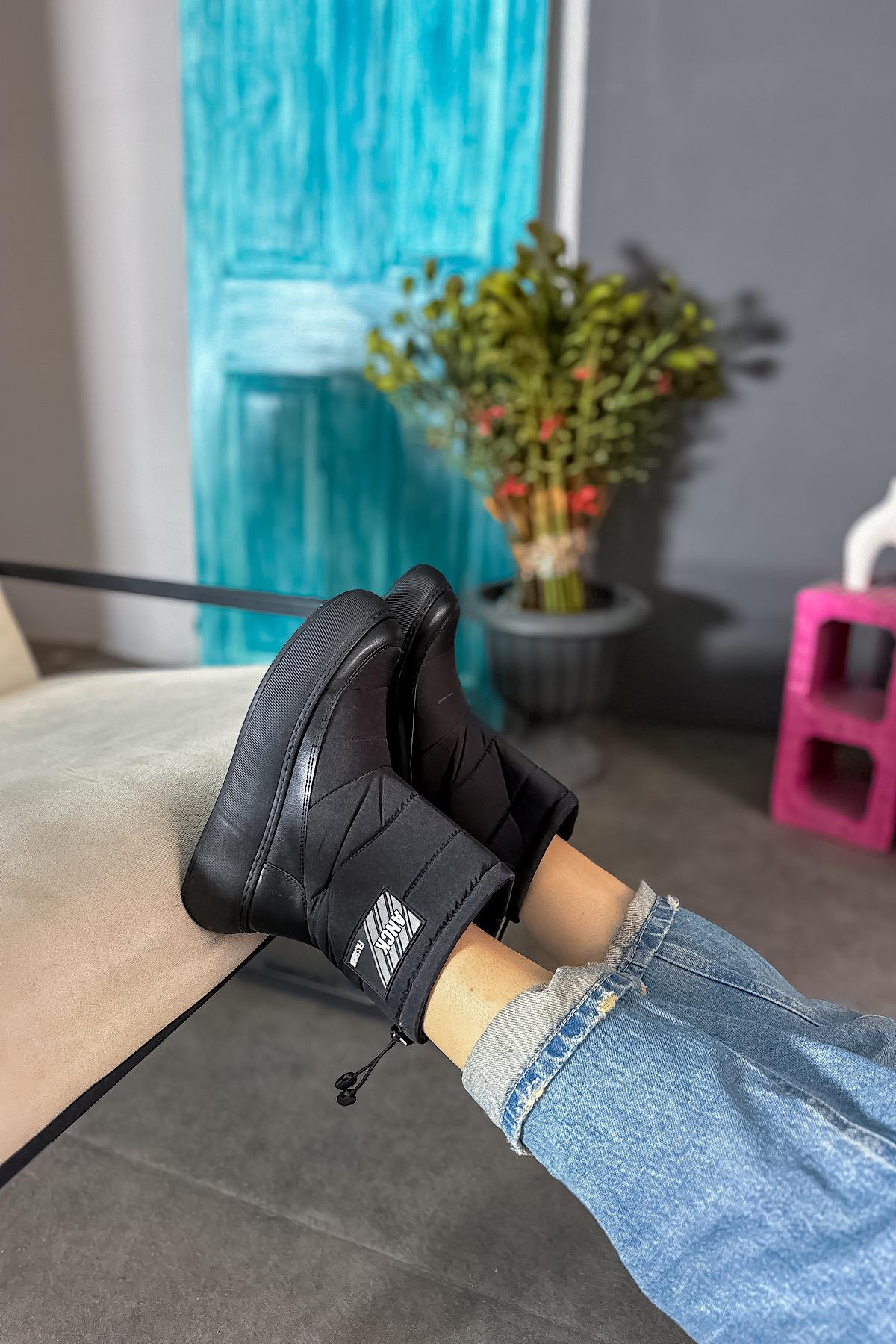 Arow Siyah Etiket Detaylı Kadın Bot