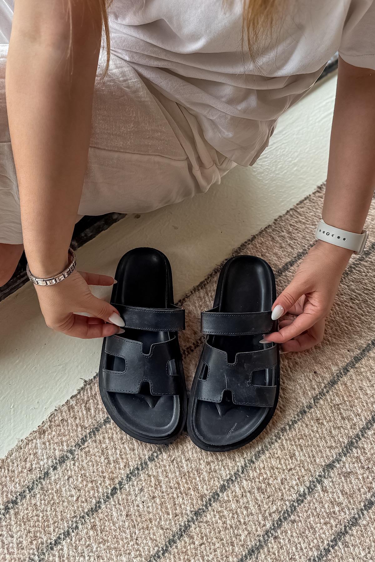 Arthur Siyah Cilt Cırt Detaylı Kadın Terlik