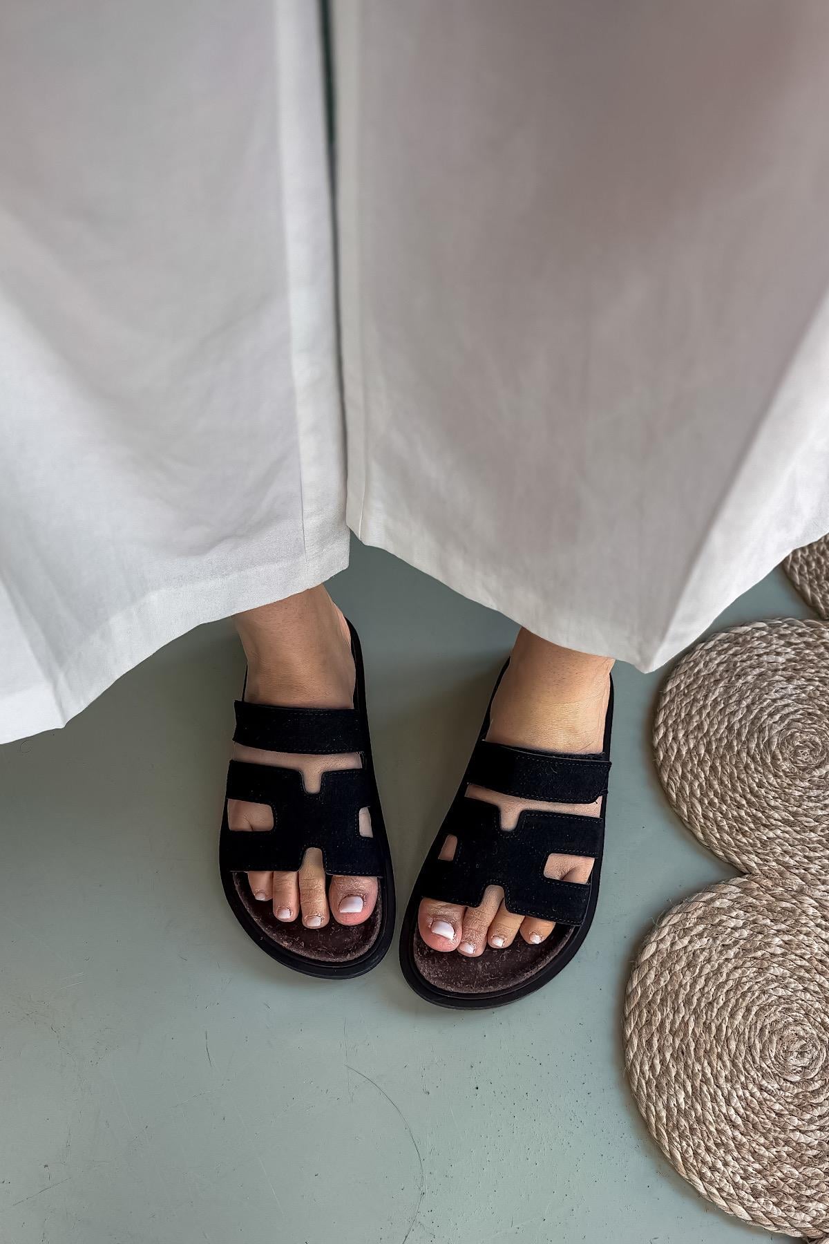 Arthur Siyah Cırt Detaylı Kadın Terlik