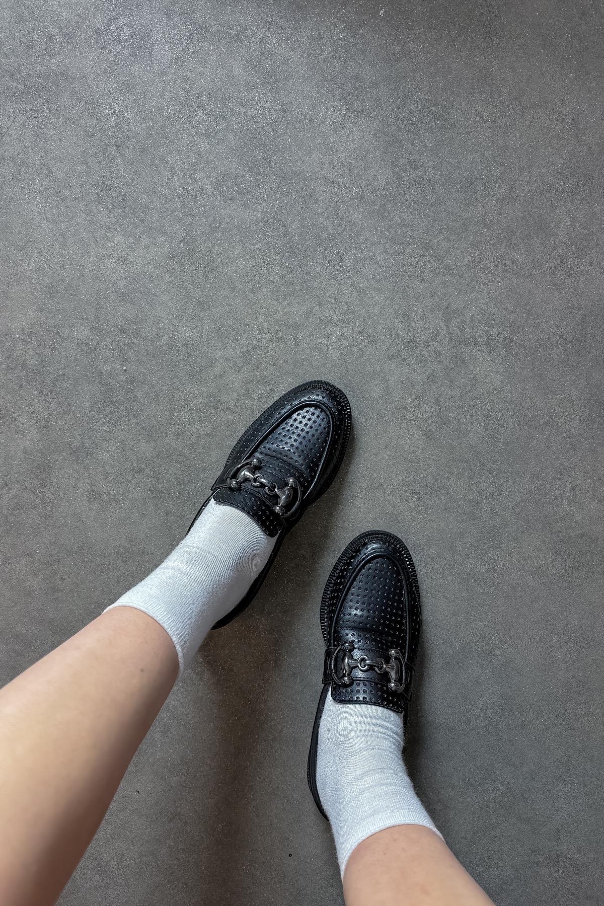 Charles Sıyah Cılt Delık Detaylı Tokalı Kadın Loafer Ayakkabı
