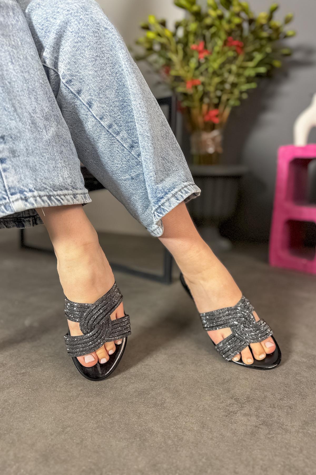 Eleta Siyah Sarmaşık Detaylı Kadın Terlik