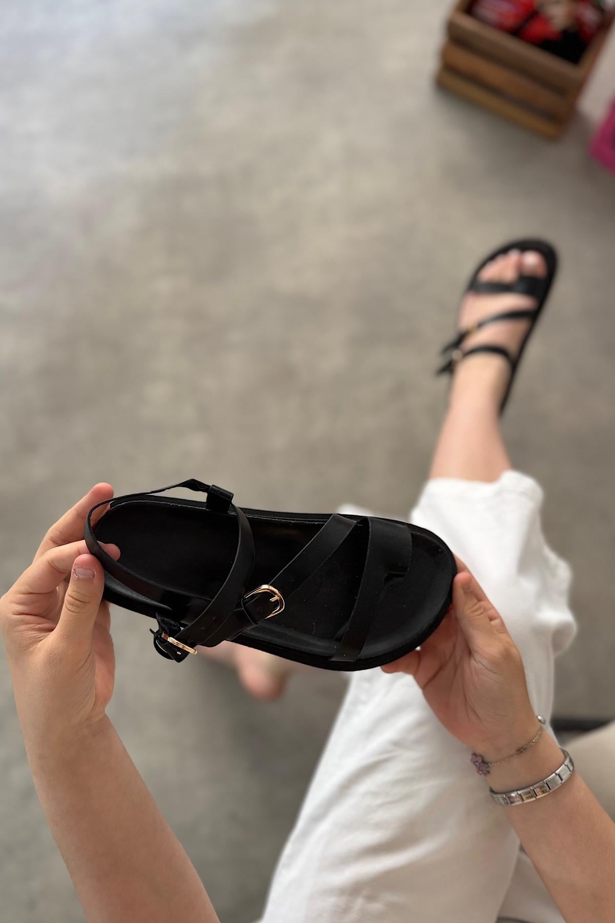 Hessa Siyah Parmak Arası Detaylı Kadın Sandalet