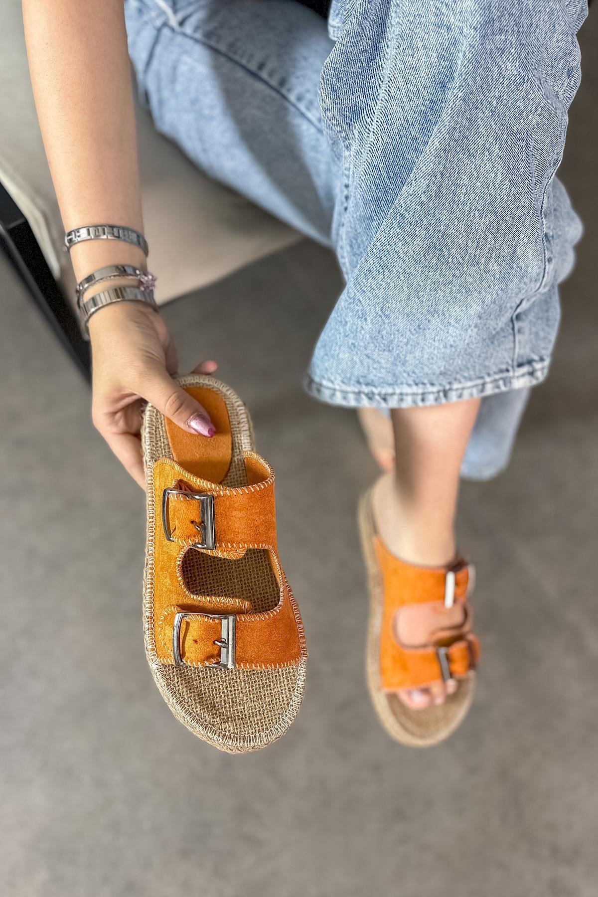 Luster Turuncu Süet Çift Toka Detaylı Kadın Terlik