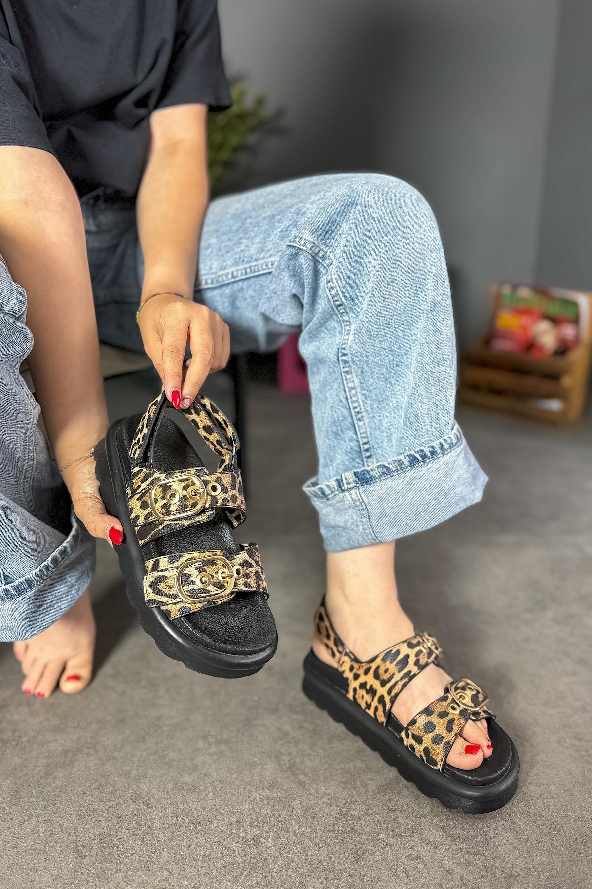 Mui Leopar Çift Toka Detaylı Kadın Sandalet