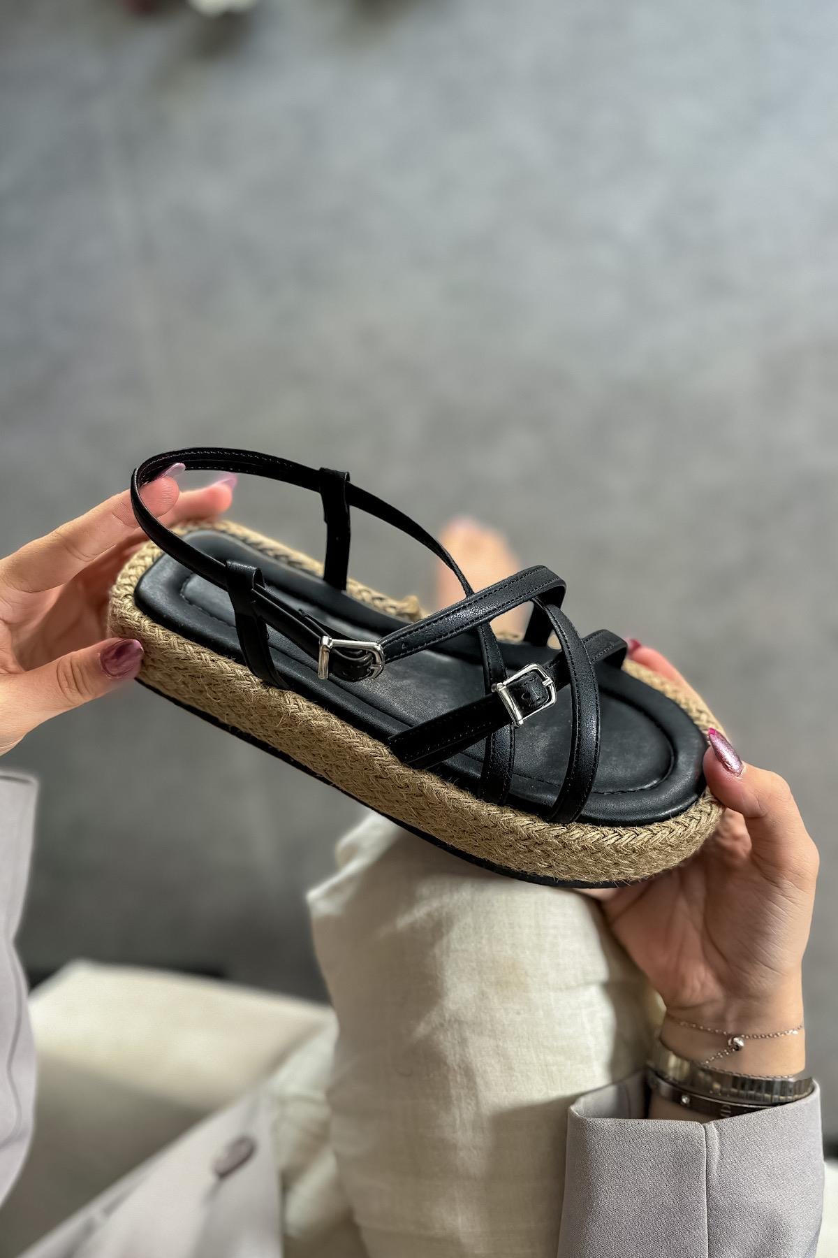 See Siyah İki Tokalı Kadın Sandalet