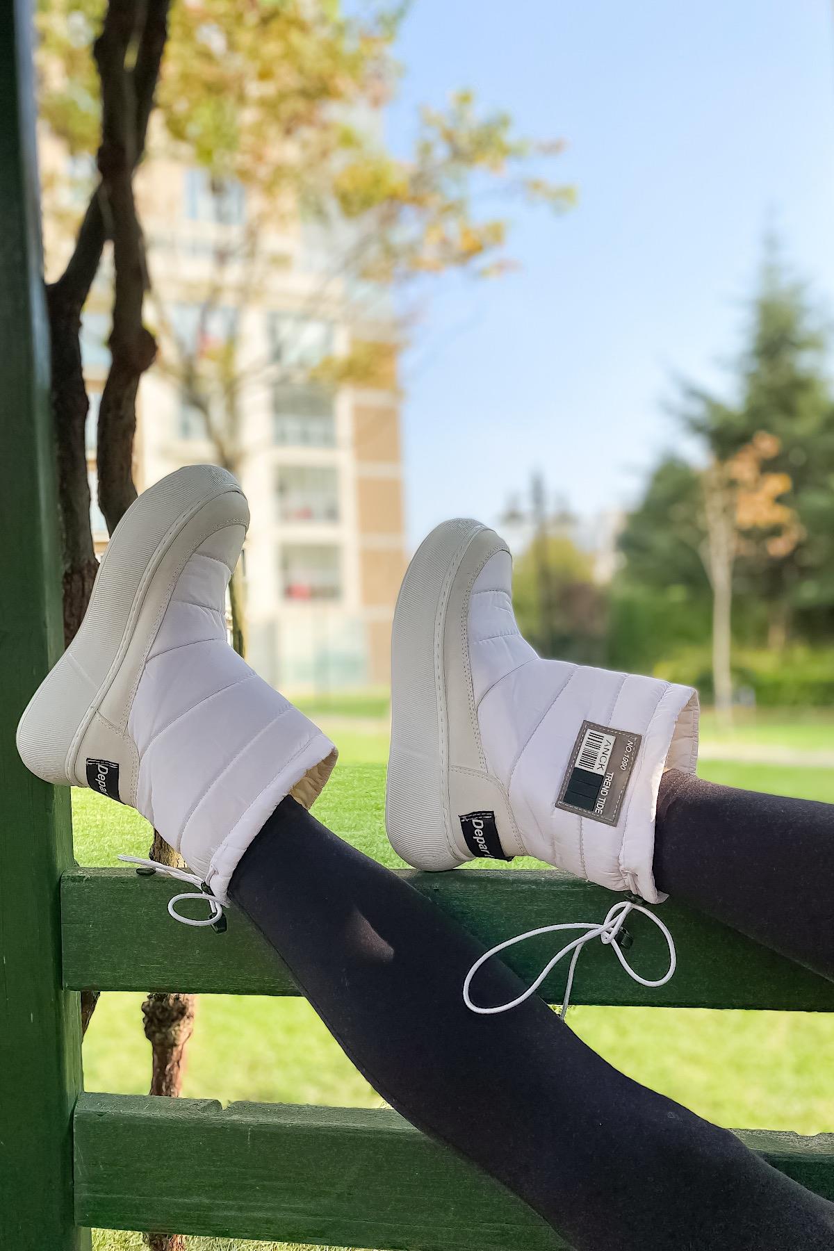 Soley Beyaz Paraşüt Etiket Detaylı Kadın Bot