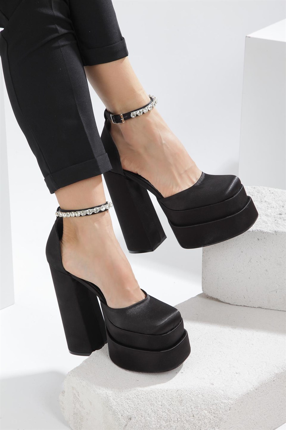 Celinda Siyah Kalın Taban Detaylı Topuklu Ayakkabı