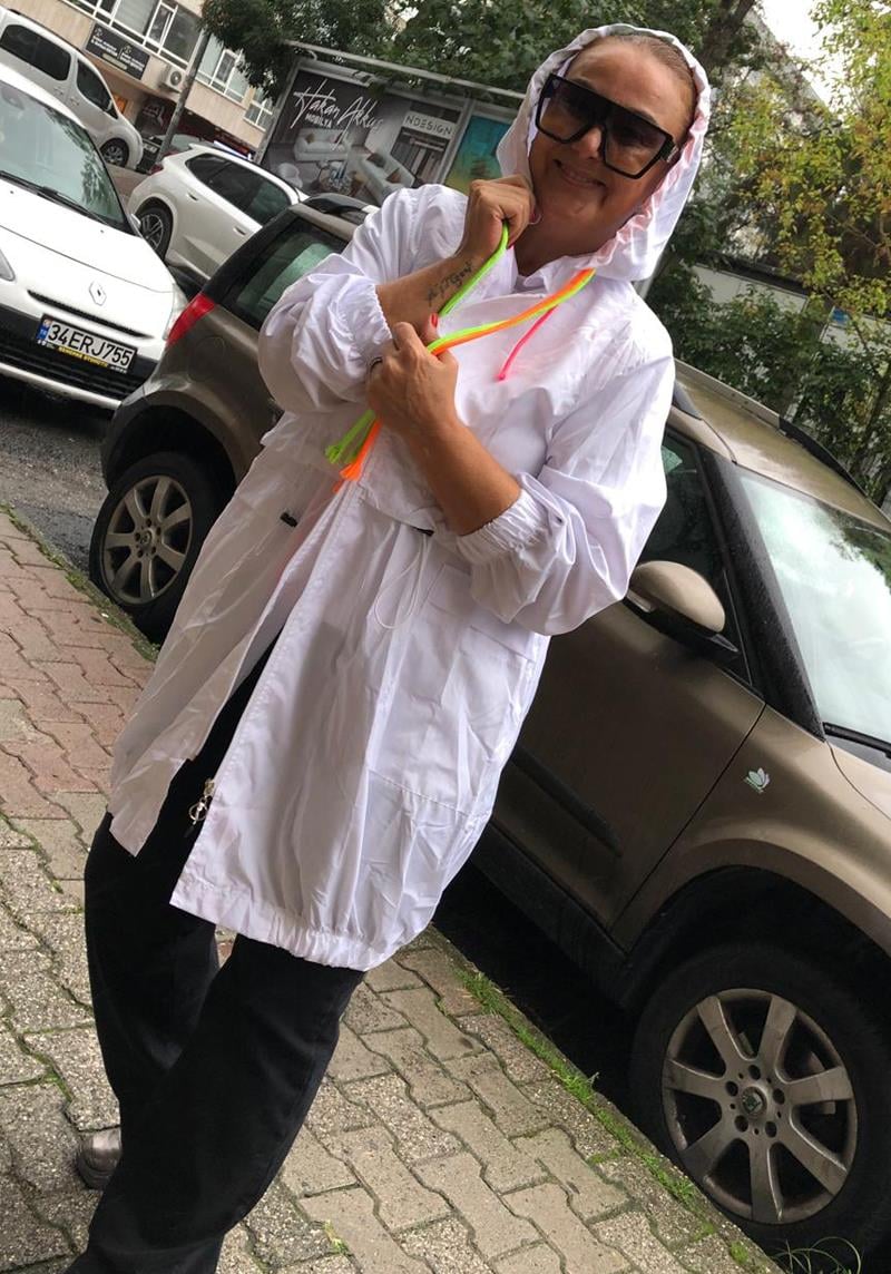 Beyaz Kapşonlu Yağmurluk