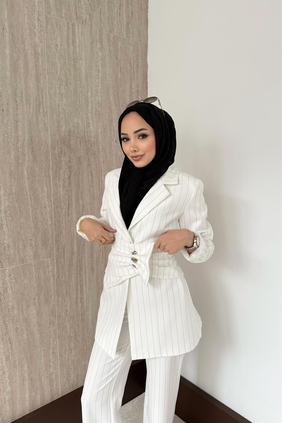 Belden Kemerli Çizgili Blazer Takım - Ekru