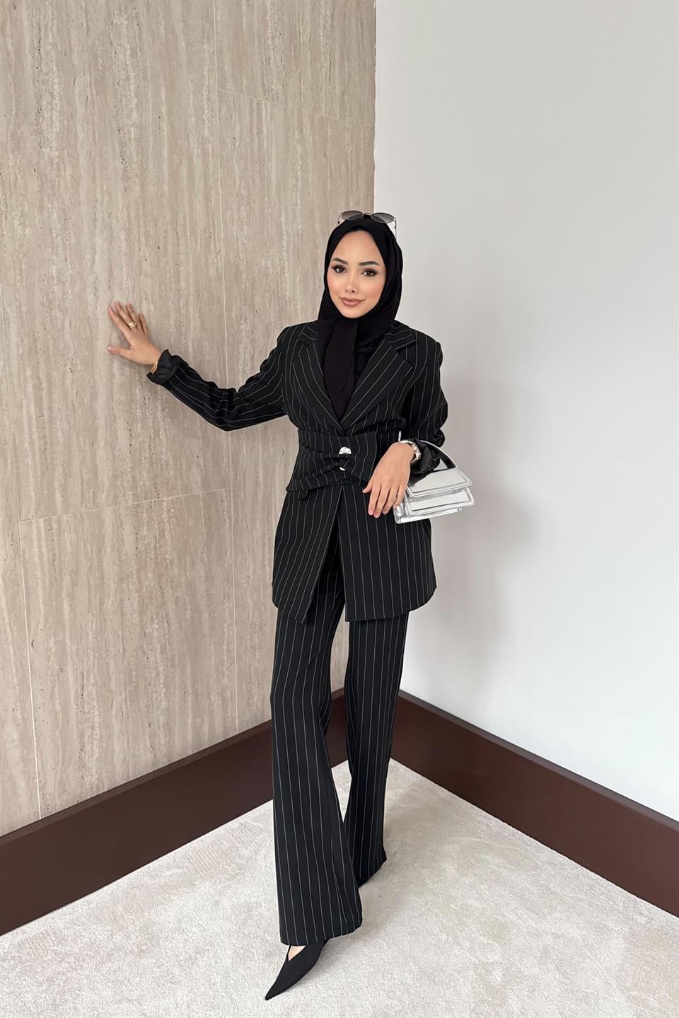Belden Kemerli Çizgili Blazer Takım - Siyah
