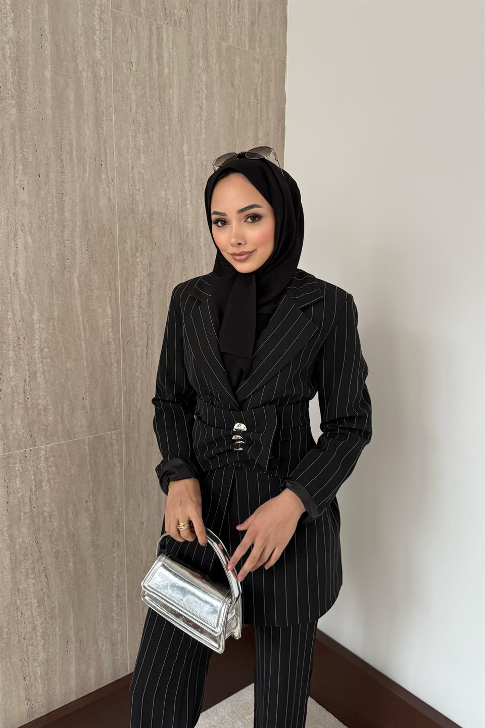 Belden Kemerli Çizgili Blazer Takım - Siyah